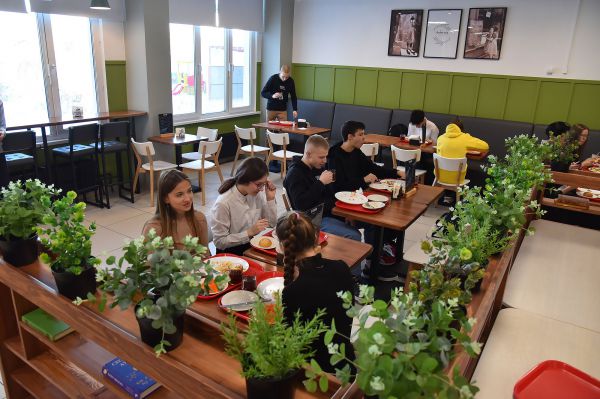Паста с индейкой и фишбургеры — чем кормят в самой вкусной школьной столовой Екатеринбурга